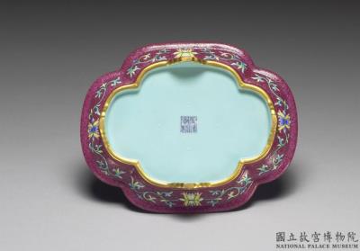 图片[3]-Tray with landscape on red ground in falangcai polychrome enamels, Qing dynasty, Qianlong reign (1736-1795)-China Archive